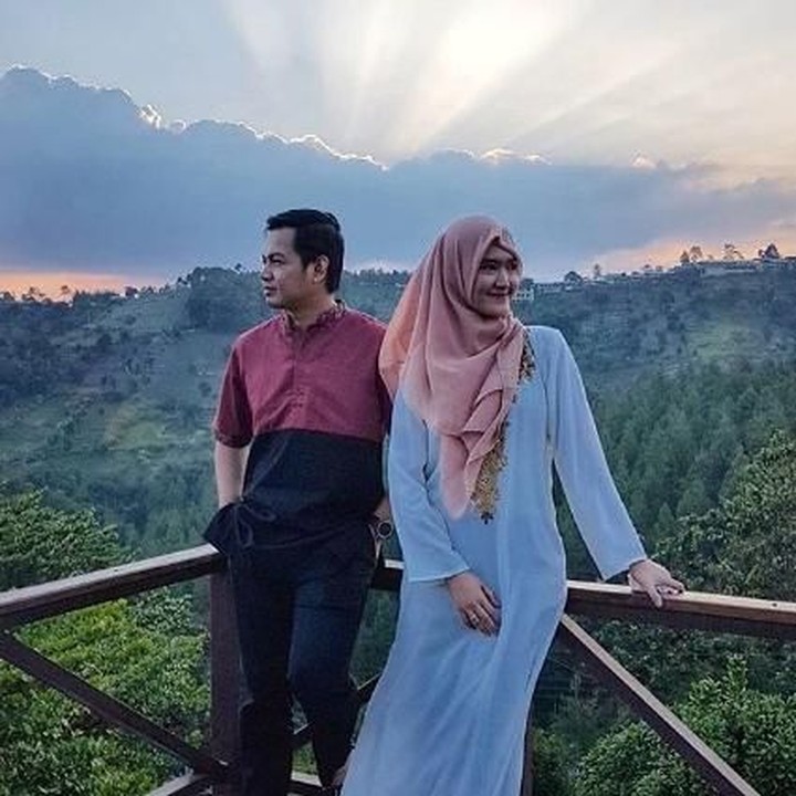<p> Cahaya langitnya indah banget. Bikin Tommy dan Lisya semakin mesra. (Foto: Instagram @tommykurniawann)<br /><br /></p>