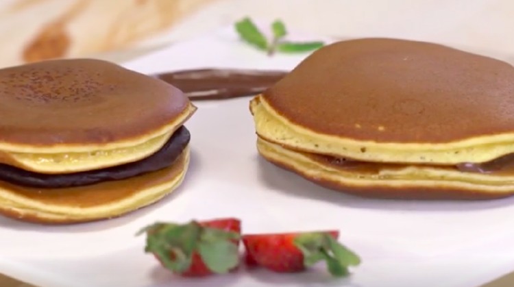 Resep Dorayaki, Kue Enak Kesukaan Doraemon Kue dorayaki kesukaan Doraemon bisa Bunda sajikan sebagai camilan enak berisi selai kacang merah dan cokelat.