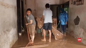 VIDEO: Warga Tasikmalaya Bersihkan Lumpur Pascabanjir
