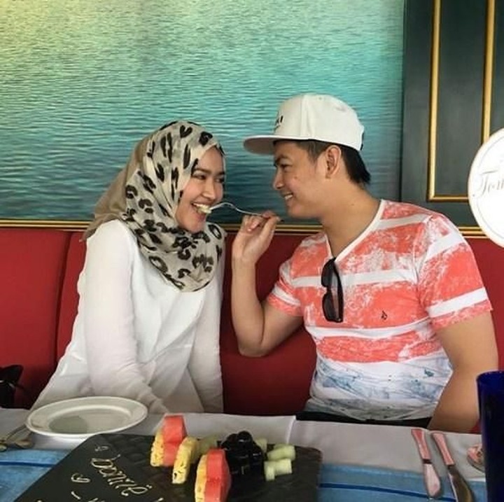 <p>Romantis banget Tommy Kurniawan menyuapi istrinya. Bunda juga seperti ini dengan Ayah? (Foto: Instagram @tommykurniawann)</p>