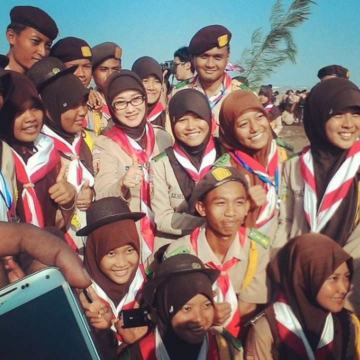 <p>Berpose dengan para siswa-siswi di salah satu sekolah menengah di Indramayu. (Foto: Instagram @annasophanah)</p>