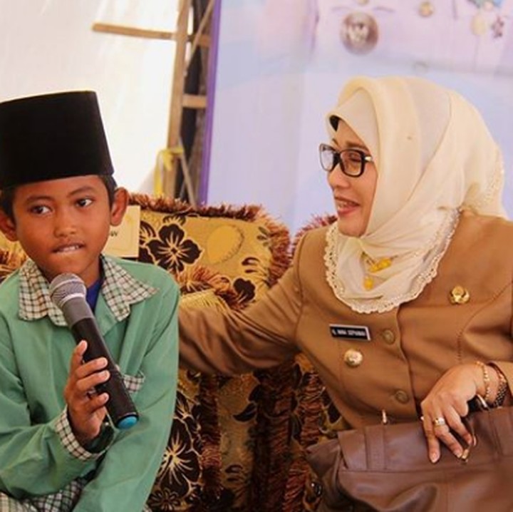 <p>Selama menjabat, di akun media sosialnya, <a href="https://news.detik.com/berita-jawa-barat/d-4289517/mundur-bupati-indramayu-anna-kirim-2-surat-pada-ridwan-kamil" target="_blank">Anna Sophanah</a> adalah sosok yang dekat dengan anak-anak. (Foto: Instagram @annasophanah)</p>
