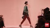 FOTO: 'Juxtaposition', Kombinasi Tak Biasa ala Biyan Lini busana ready to wear Studio 133 Biyan merilis koleksi Spring/Summer 2019 bertajuk 'Juxtaposition'.