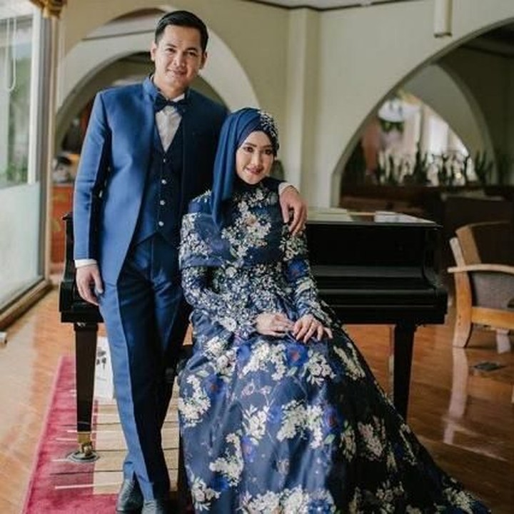 <p> <a href="https://hot.detik.com/celeb/d-4214959/demi-punya-anak-istri-tommy-kurniawan-keluar-kerja?_ga" target="_blank">Tommy Kurniawan</a> menikah dengan Lisya Nurrahmi di Banda Aceh pada 18 Februari 2018. Ini adalah pernikahan kedua Tommy. (Foto: Instagram @tommykurniawann)<br /><br /></p>