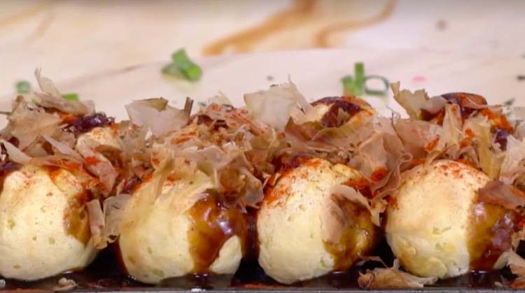 Takoyaki masa kini tidak hanya berisi gurita, tapi bisa juga berisi sosis yang lebih disukai anak-anak.