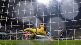 Handanovic Menyesal Kebobolan oleh Barcelona
