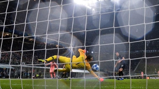Kiper Inter Milan, Samir Handanovic menyesali kegagalannya membendung tembakan Malcom yang akhirnya sempat membawa Barcelona unggul di Liga Champions.