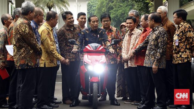 Jokowi Disebut Pimpin Parade Kendaraan Listrik di Monas