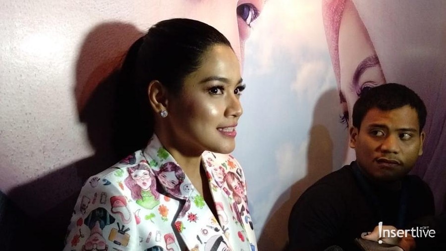 Titi Kamal mulai kewalahan menjawab pertanyaan dari sang putra sulung yang beranjak besar.