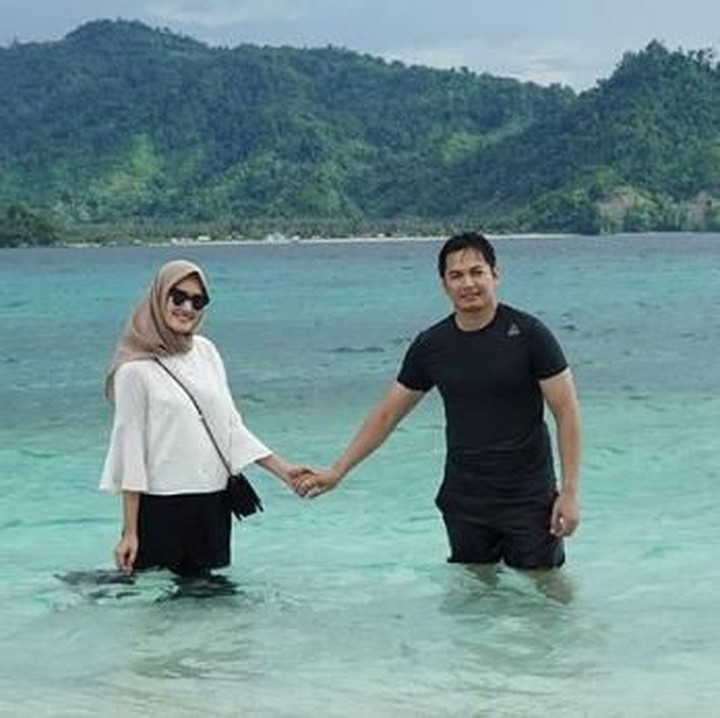 <p>Liburan ke pantai seperti ini salah satu quality time romantis ala Tommy dan istrinya. Apalagi pemandangannya keren abis! (Foto: Instagram @tommykurniawann)<br /><br /></p>