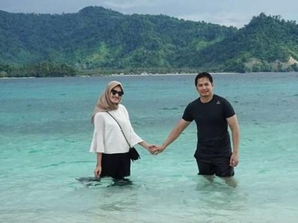 Quality Time Romantis Tommy Kurniawan dan Istri