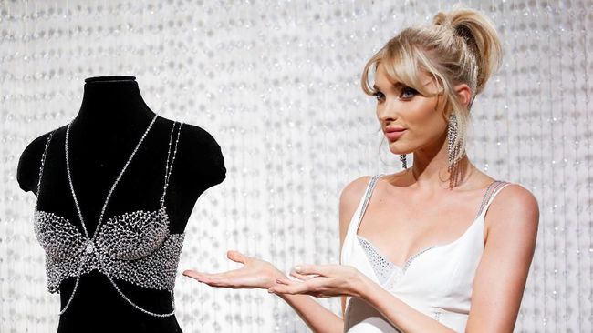 Model Victoria's Secret Elsa Hosk didapuk untuk memakai fantasy bra, bra supermahal dan mewah seharga US$1 juta.
