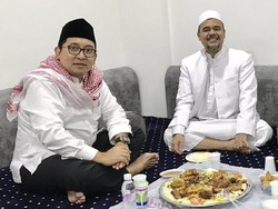 Momen Habib Rizieq Makan Nasi Kotak hingga Proses Isi Ulang Air Minum di India