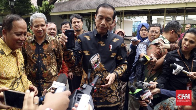 Pembubaran BP Batam dilakukan Jokowi untuk mengatasi masalah dualisme otoritas dengan Pemerintah Kota Batam dalam hal perizinan berusaha di pulau tersebut.