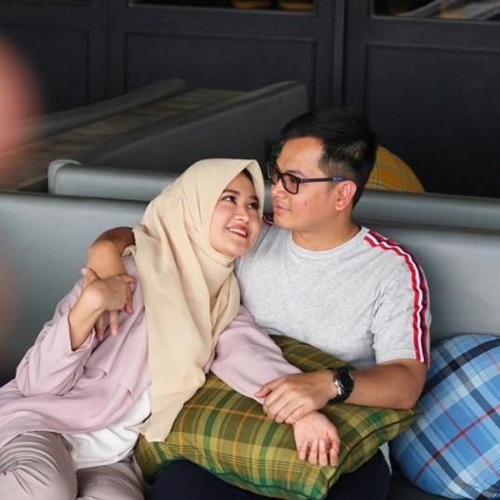 <p>Walau hanya duduk di sofa, Tommy Kurniawan dan <a href="https://wolipop.detik.com/foto-hijab/d-3873928/10-gaya-hijab-pramugari-cantik-istri-baru-tommy-kurniawan" target="_blank">Lisya Nurrahmi</a> terlihat bahagia ya. Ini bentuk quality time sederhana mereka. (Foto: Instagram @tommykurniawann)<br /><br /></p>