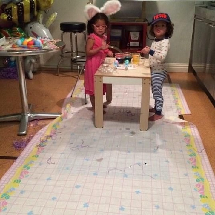 <p>Lagi bikin apaan tuh Roe dan Roc? Kayanya asik banget. (Foto: Instagram @mariahcarey)<br /><br /></p>