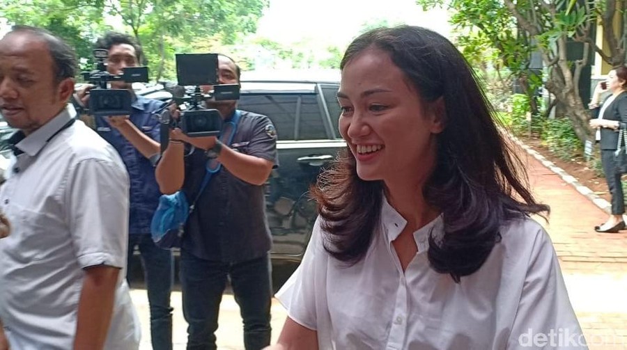 Atiqah Hasiholan menjenguk Ratna Sarumpaet di Polda Metro Jaya dan merasa prihatin dengan kondisinya.
