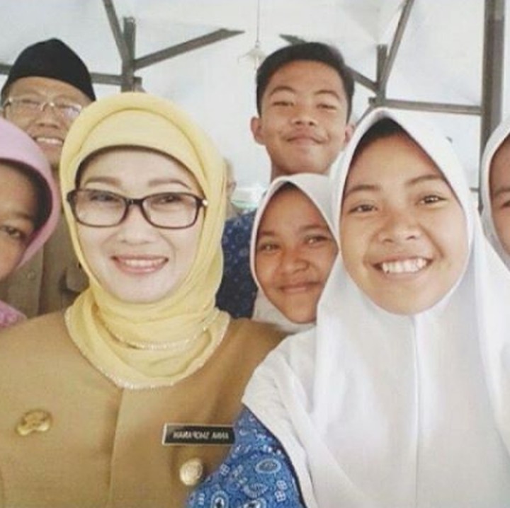 <p>Nggak tanggung-tanggung, <a href="https://news.detik.com/berita-jawa-barat/d-4289464/surati-ridwan-kamil-bupati-indramayu-anna-mengundurkan-diri" target="_blank">Anna Sophanah</a> senang wefie bareng siswa-siswi. (Foto: Instagram @annasophanah)</p>