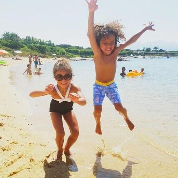 <p> Bahagianya Roe dan Roc main ke pantai. (Foto: Instagram @mariahcarey)<br /><br /></p>
