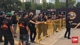 Penonton Konser Guns N Roses Mulai Padati Arena GBK Jakarta