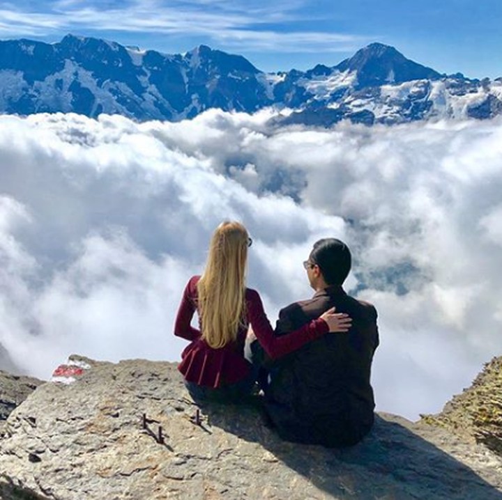 <p>Keduanya foto dengan latar pegunungan Alpen, Swiss. Bagus ya, Bun? (Foto: Instagram @varshaadhikumoro)</p>