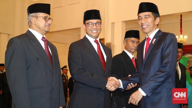 Anies Baswedan tiba lebih dulu di Kongres NasDem yang digelar di JCC, Minggu (25/8) malam ini. Tak lama Presiden Jokowi tiba di lokasi kongres.