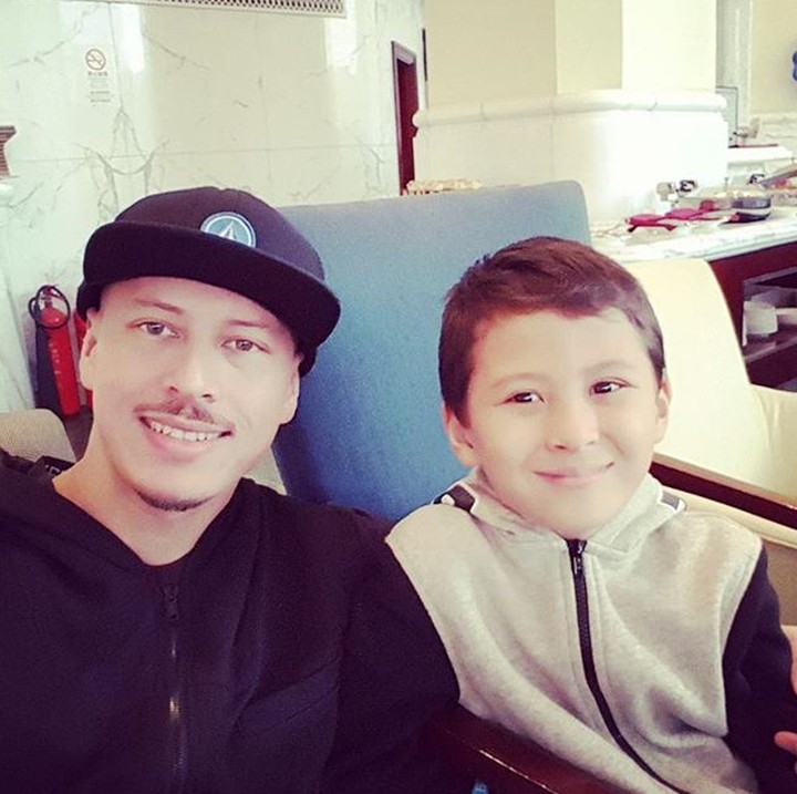 <p>Kalau yang ini, Ayah Roland bersama si tengah Eze. (Foto: Instagram/ @pierrerolandc)</p>
