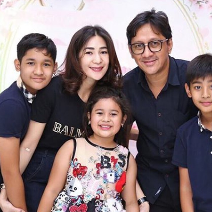 <p>Di balik kesuksesan <a href="https://hot.detik.com/music/d-4081568/kemesraan-andre-taulany-dan-rien-wartia-trigina-di-jepang" target="_blank">Andre Taulany</a>, ada sosok istri yang hebat yakni Rien Wartia Trigina atau biasa dipanggil Erin. Keduanya dikarunia tiga anak, Ardio, Kenzy dan Lova. (Foto: Instagram @erintaulany)</p>