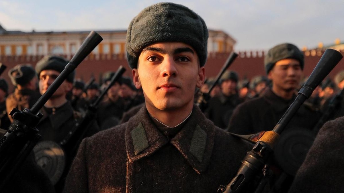 FOTO: Derap Tentara Merah Soviet Saat Parade 'Palagan Moskow'