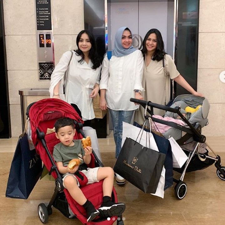 <p>Quality time bareng anak dan cucu. Rafathar makan apa tuh kayaknya enak banget. (Foto: Instagram @rieta_amilia)</p>