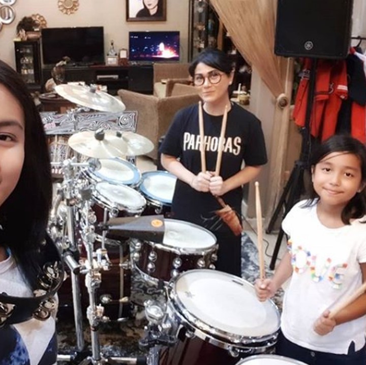 <p>Tamara, Tjazkaya, dan sepupunya sering bermain musik di rumah lho. (Foto: Instagram @tamarageraldine74)</p>