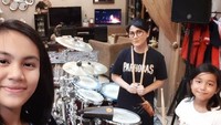 <p>Tamara, Tjazkaya, dan sepupunya sering bermain musik di rumah lho. (Foto: Instagram @tamarageraldine74)</p>
