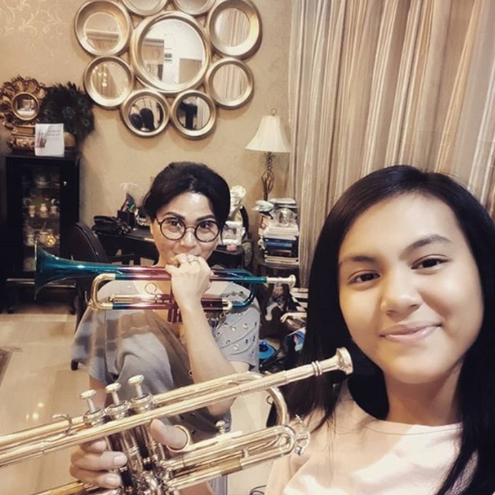 <p>Selain drum, Tamara dan putrinya bisa memainkan trompet, lho. (Foto: Instagram @tamarageraldine74)</p>