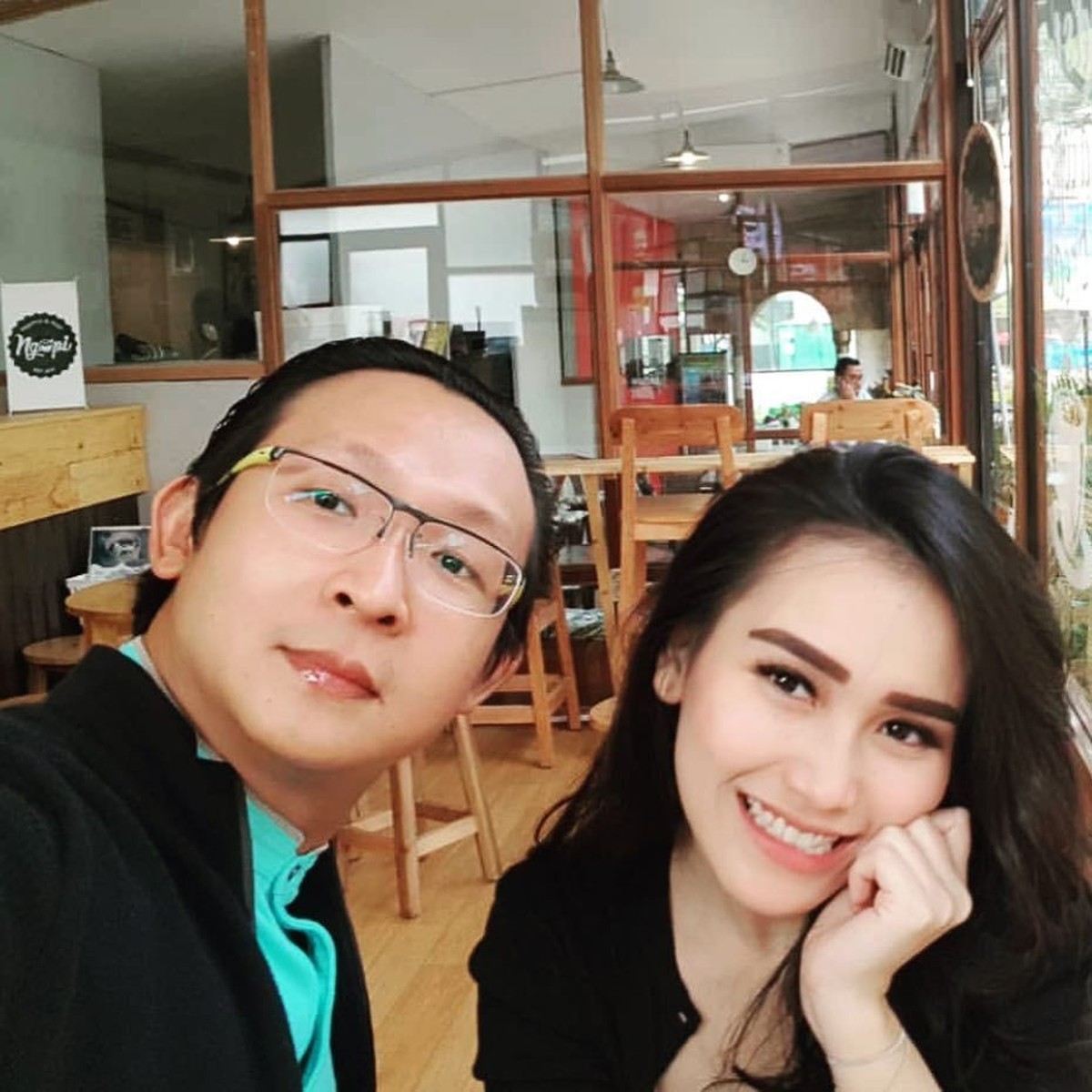 Ayu Ting Ting dikabarkan dekat dengan pengusaha sukses&comma; Fransen Susanto&period; Ayu diketahui telah membintangi dua film produksi Fransen dan RA Pictures&period;