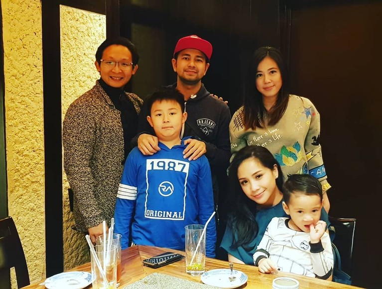 Ayu Ting Ting dikabarkan dekat dengan pengusaha sukses, Fransen Susanto. Ayu diketahui telah membintangi dua film produksi Fransen dan RA Pictures.