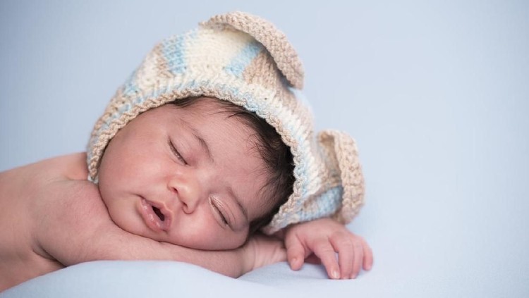 ilustrasi bayi laki-laki Headshot of 2 weeks old newborn baby sleeping on stomach.