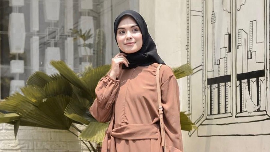 Hang out Ketika sang mantan segera menikah, Vebby Palwinta justru terlihat semakin cantik dan menawan.
