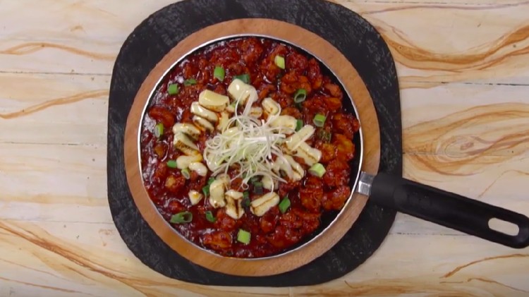 Resep Korean Fire Chicken Mozzarella berikut bisa membawa rasa Drama Korea ke rumah Bunda. Sedaaap!