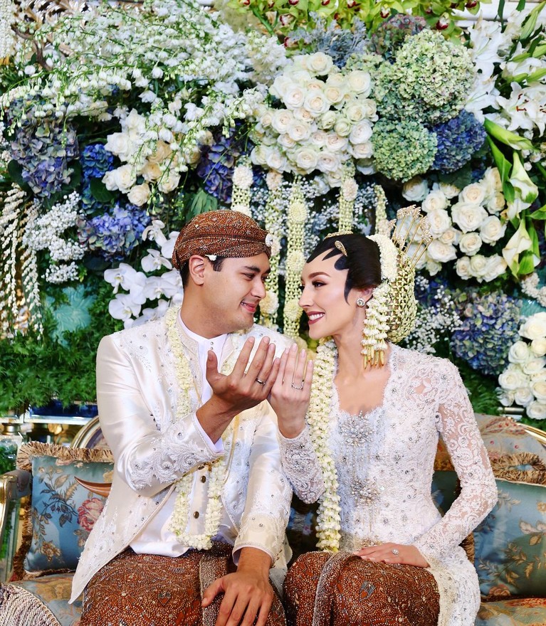 7 Foto Panji Trihatmodjo dan Istri, dari Pacaran hingga Nikah Panji Trihatmodjo resmi mempersunting Varsha Strauss pada 3 Agustus 2018. Sejak berpacaran hingga menikah, pasangan ini selalu terlihat romantis.