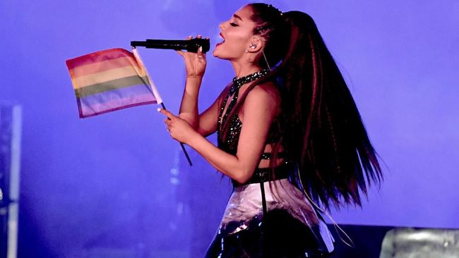 Selena Gomez bukan lagi perempuan dengan pengikut Instagram paling banyak. Gelar itu resmi dibabat oleh Ariana Grande, meski angkanya masih bersaing ketat.