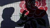 NYALANG: Merapal Doa di Lembayung Waktu Dalam foto-foto unik pilihan CNNIndonesia.com pekan ini, ada cerita tentang perayaan, parade, dan doa-doa yang dipanjatkan di pemakaman.