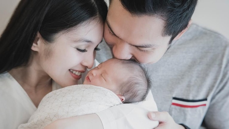 Pernikahan Sandra Dewi dan Harvey Moeis sudah memasuki usia dua tahun. Pasangan yang kerap tampil romantis ini pun telah dikaruniai seorang anak, Raphael Moeis.