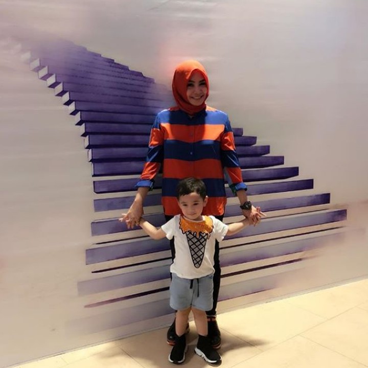 <p>Menggemaskan banget! Rieta Amilia dan Rafathar foto bareng di dinding dengan lukisan tangga. Hi-hi-hi. (Foto: Instagram @rieta_amilia)</p>