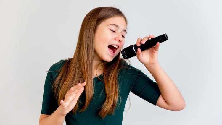 Mendengar lagu dewasa yang sedang hits, anak bisa menyanyikan bahkan hafal liriknya. Kalau seperti ini, adakah dampaknya?