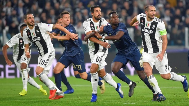 Gelandang Manchester United, Paul Pogba menolak merayakan gol kedua timnya yang memastikan skor 2-1 untuk 'Setan Merah' di akhir pertandingan.