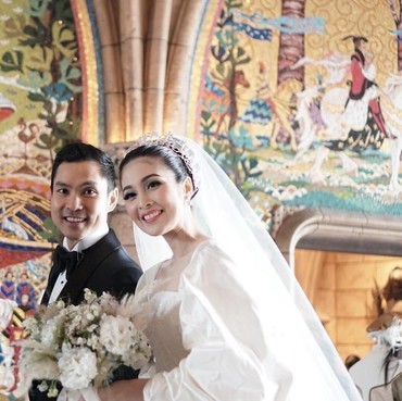 Anniversary Ke-2, Ini 6 Foto Romantis Sandra Dewi dan Suami