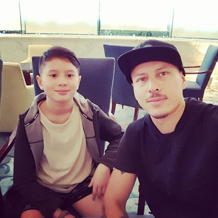 <p>Ayah Rolland bersama si sulung Olie. Sama-sama ganteng ya, Bun. (Foto: Instagram/ @pierrerolandc)</p>