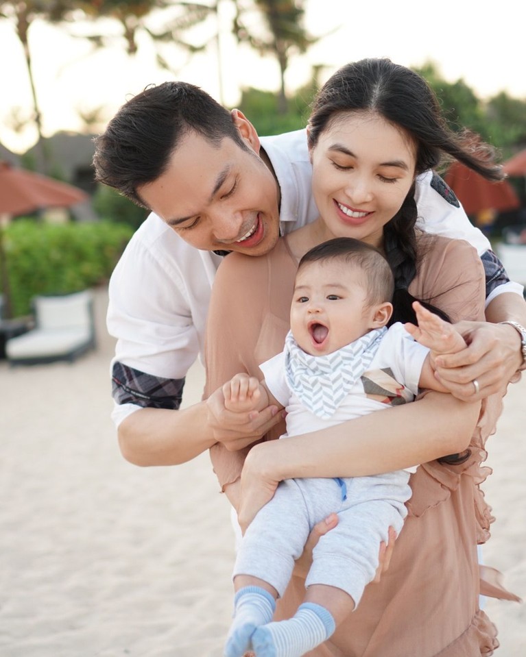 Anniversary Ke-2, Ini 6 Foto Romantis Sandra Dewi dan Suami Pernikahan Sandra Dewi dan Harvey Moeis sudah memasuki usia dua tahun. Pasangan yang kerap tampil romantis ini pun telah dikaruniai seorang anak, Raphael Moeis.