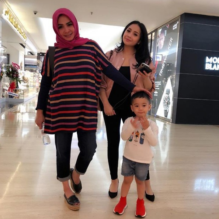<p>Kompak selalu ya Bunda Rieta Amilia bersama anak dan cucu. (Foto: Instagram @rieta_amilia)  </p>
