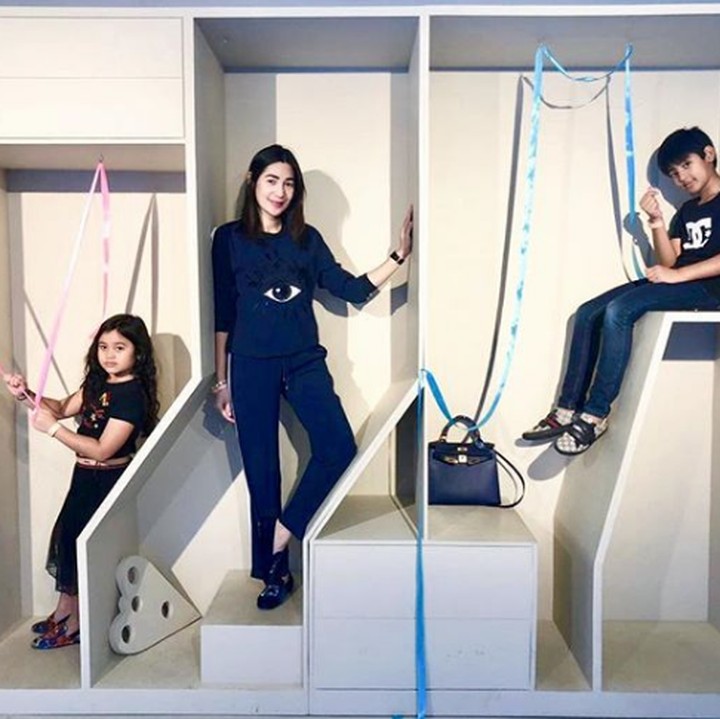 <p>Seru banget nih pose dengan Kenzy dan Lova. Sudah seperti cover album ya, Bun. He-he-he. (Foto: Instagram @erintaulany)</p>